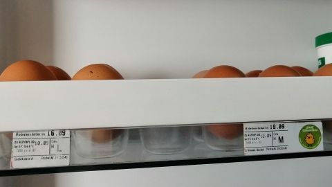So hat man bei Eiern im Kühlschrank das Mindesthaltbarkeitsdatum immer im Blick. Auf einem Kühlschrankregal liegen Eier, die auf das Mindesthaltbarkeitsdatum 18.09. geprüft werden.