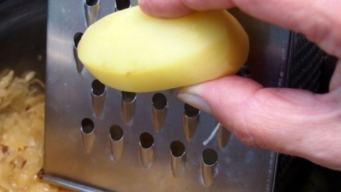 Sauerkraut mit einer Kartoffel schmackhaft machen