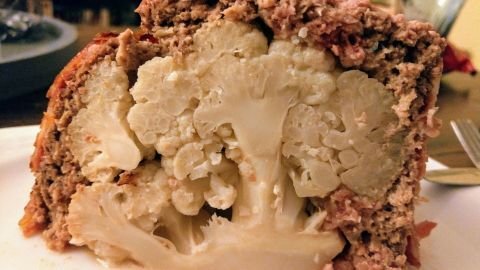Eine saftige Blumenkohlbombe wird präsentiert, mit Sicht auf das zarte Blumenkohlherz umhüllt von Fleisch.