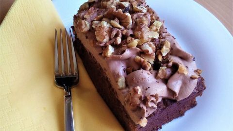 Brownies mit Schokosahne und Walnüssen