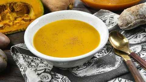 Kräftige Kürbis-Kartoffel-Sellerie-Suppe