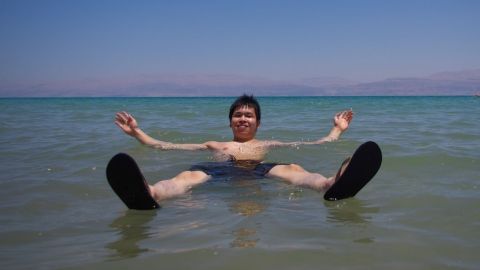 Kein Trinkwasser: Das Tote Meer ist eigentlich ein Salzsee. Und darin ist so viel Salz enthalten, dass man darin fast nicht untergehen kann. 