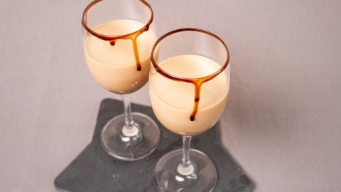 Cocktail mit Baileys und Amaretto