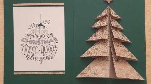 Weihnachtskarte mit gefaltetem Tannenbaum
