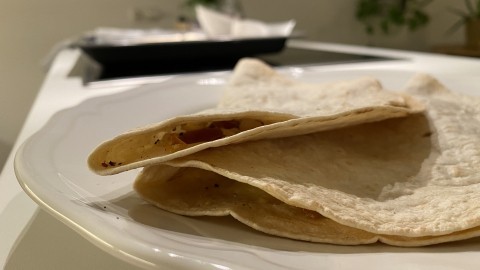 Tortilla-Wraps mit Speck und Käse aus dem Ofen
