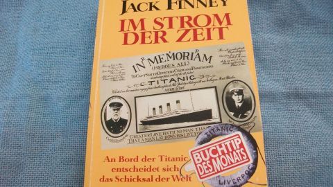 Ein Buchcover zeigt „Im Strom der Zeit“ von Jack Finney, mit Titanic-Thema und der Aufschrift „Buchtipp des Monats“.