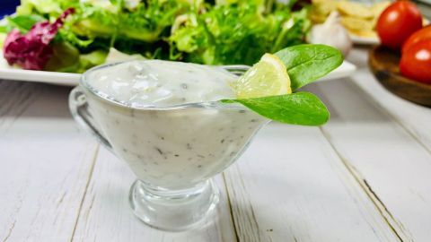 Selbst gemachtes Joghurtdressing für den Salat