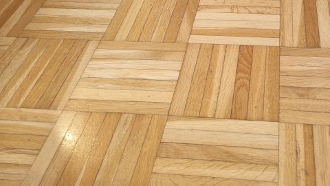 Holzboden mit klar erkennbaren Mustern, der sauber und gepflegt aussieht. Schwarztee kann zur Reinigung verwendet werden.
