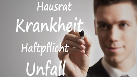 Ein Berater schreibt Begriffe wie "Hausrat", "Krankheit" und "Berufsunfähigkeit" auf eine Glasfläche und erläutert Versicherungen.