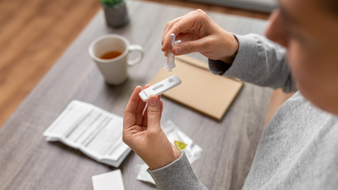 Corona-Schnelltests schenken uns ein gewisses Maß an Sicherheit. Allerdings ist die richtige Anwendung für ein zuverlässiges Testergebnis unerlässlich.