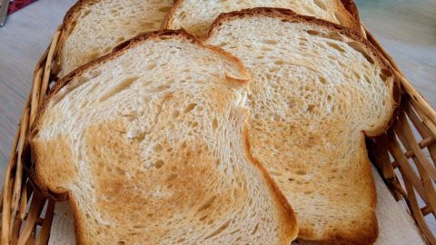 Körniger Dinkel-Buttertoast liegt frisch gebacken in einem Korb und wartet darauf, serviert zu werden.
