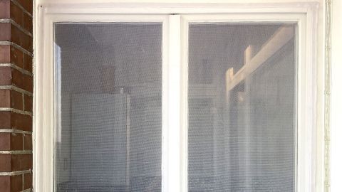 Die straff aufgespannte Fliegengitter-Gaze verhindert jegliches Eindringen aller Krabbeltiere, egal ob flugtauglich oder nicht.