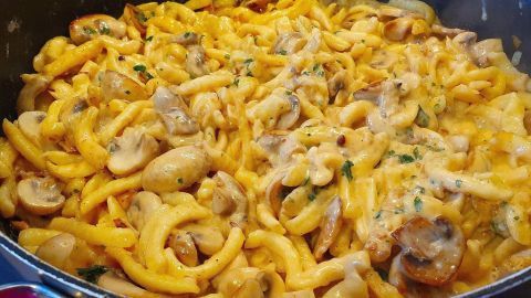 Schnelle Spätzle mit Champignon-Rahmsauce