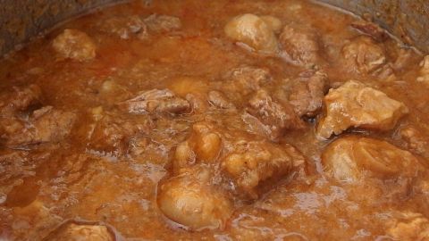 Gulasch kocht brodelnd in einem Topf, durchzogen von saftigen Fleischstückchen, in einer dicken, aromatischen Sauce.