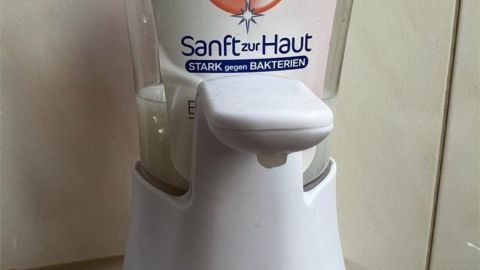 Ein Seifenspender steht auf einer Oberfläche und wartet darauf, mit Flüssigseife nachgefüllt zu werden.