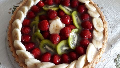 Obstkuchen mit Erdbeeren, Bananen und Kiwis