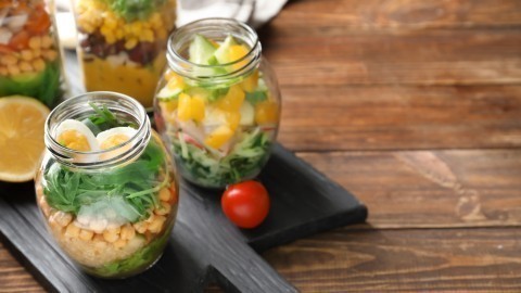 Salat to go - knackig & leicht mit Avocado-Dressing