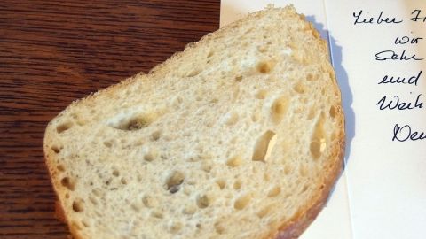 Fleckiges Papier mit Weißbrot säubern