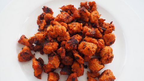 Saftiges Soja-Geschnetzeltes liegt auf einem weißen Teller, frisch vom Grill und bereit zum Servieren und Genießen.
