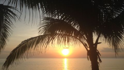 Sonnenuntergang auf der Insel Siquijor auf den Philippinen in einer kleinen privaten Unterkunft eines Amerikaners. 