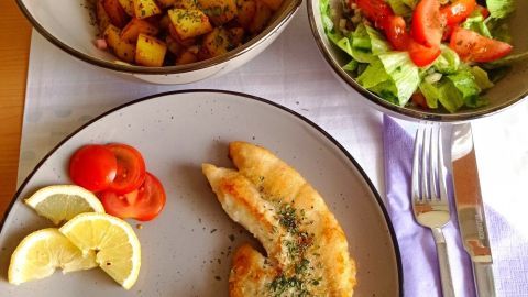 Frische Rotbarschfilets mit Röstkartoffeln und Salat