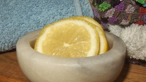 Zitronenscheiben gegen Flöhe