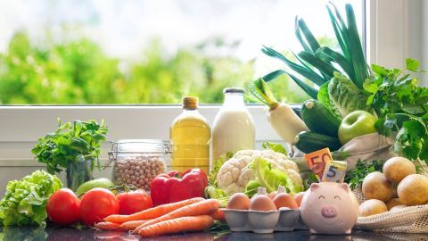 Frisches Gemüse und Eier liegen auf einem Tisch, während sie zur Zubereitung gesunder Salate bereitstehen.