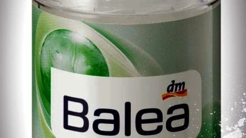 Ein mineralischer Deostick wird präsentiert, der sanft wirkt und Hautfreundlichkeit verspricht.