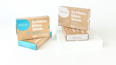 Die bluu Waschstreifen sind in einer weißen Umgebung angeordnet, während die Verpackung einige Informationen präsentiert.