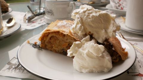 Apfelstrudel mit Rosinen und Nüssen