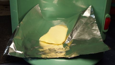 Butter auf der Kaffeemaschine erwärmen