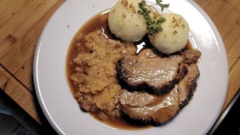 Schweinebraten in dunkler Biersoße mit Knödel und Kellerrübenkraut