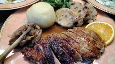 Entenbraten mit Semmelknödelrolle und Salaten