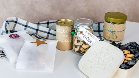 In der Darstellung sieht man mehrere umweltfreundlich verpackte Plätzchen in verschiedenen Behältern und Tüten.