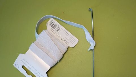 Mithilfe einer Fahrradspeiche lässt sich ein Gummiband hervorragend in einen Tunnelzug einer Hose einziehen.