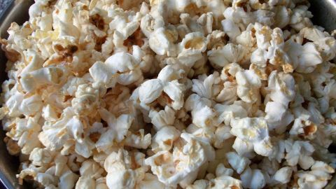 Popcorn liegt in einer Schüssel, bereit zum Ausprobieren von Tzatziki-Gewürzmischungen in einer gemütlichen Küche.