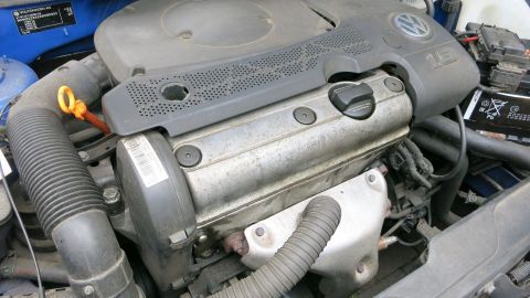 Ein Auto-Motor ist sichtbar, läuft ruhig im Motorraum, umgeben von verschiedenen mechanischen Bauteilen.