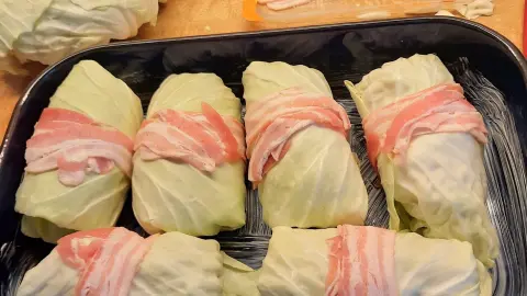 Die fertig gewickelten Krautwickel werden in eine gefettete Reine gesetzt und kommen dann in den Backofen.