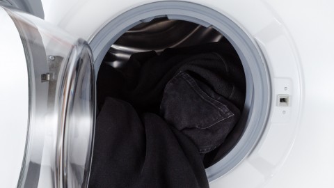 Weiße Schlieren auf schwarzer Wäsche entfernen