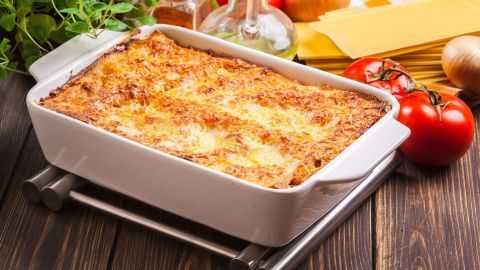 Lasagne mit Béchamelsoße und Feldsalat