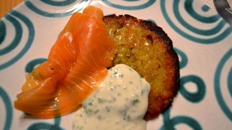 Rösti selber machen - mit geräuchertem Lachs und Rahm-Dip