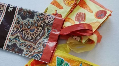 Bunte PET-Taschen liegen auf einem Tisch, bereit zur Reinigung und Organisation der Aufbewahrung.
