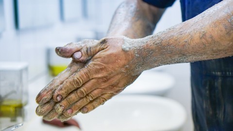 Ölige Hände mit Bodylotion reinigen