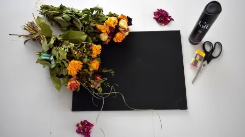 Für das Blumen-Bild benötigt man getrocknete Blumen, eine Leinwand, Kleber, Haarspray und eine Schere.
