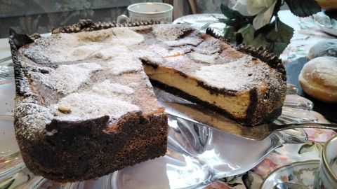 Auf jeder Kaffeetafel ein Glanz. Der Zupfkuchen aus der eckigen Springform ist saftig, der Teig dunkel, die Käsefüllung hell und saftig.