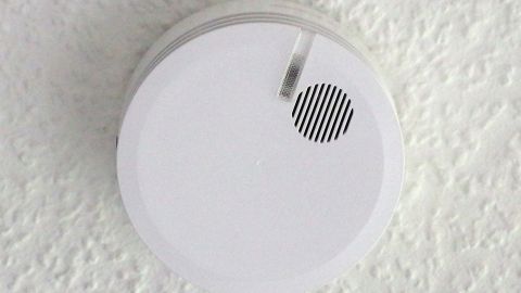 Ein Rauchmelder hängt an der Decke und ist bereit, Rauch zu erkennen, um frühzeitig vor Gefahr zu warnen.
