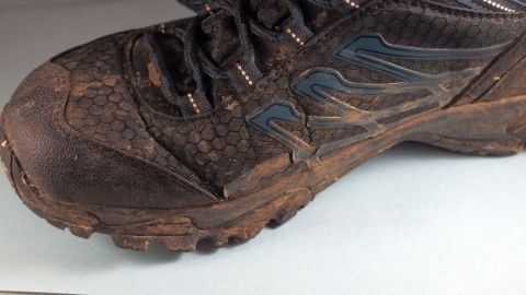 Ein stark verschmutzter Schuh liegt auf einer hellen Oberfläche, bereit zum Waschen, um wieder sauber und frisch zu werden.