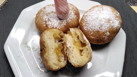 Meine Faschingskrapfen, einmal mit Holunderblütengelee gefüllt und einmal mit Erdbeermarmelade.