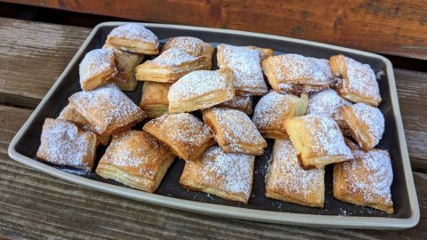 Süße gefüllte Schmand-Teigtaschen - z. B. mit Toffifee