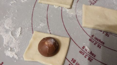 Teig d&uuml;nn ausrollen in Rechtecke mit dem R&auml;dchen schneiden. Bef&uuml;llen, abdecken und andr&uuml;cken.